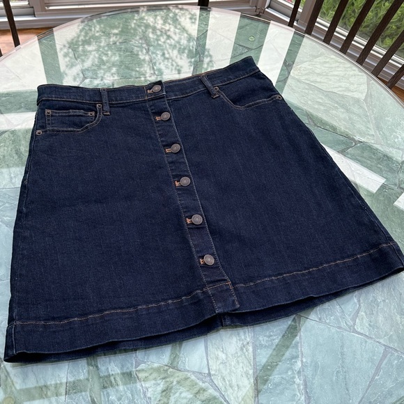 Women’s size 12 Gap Denim Skirt - Picture 3 of 4